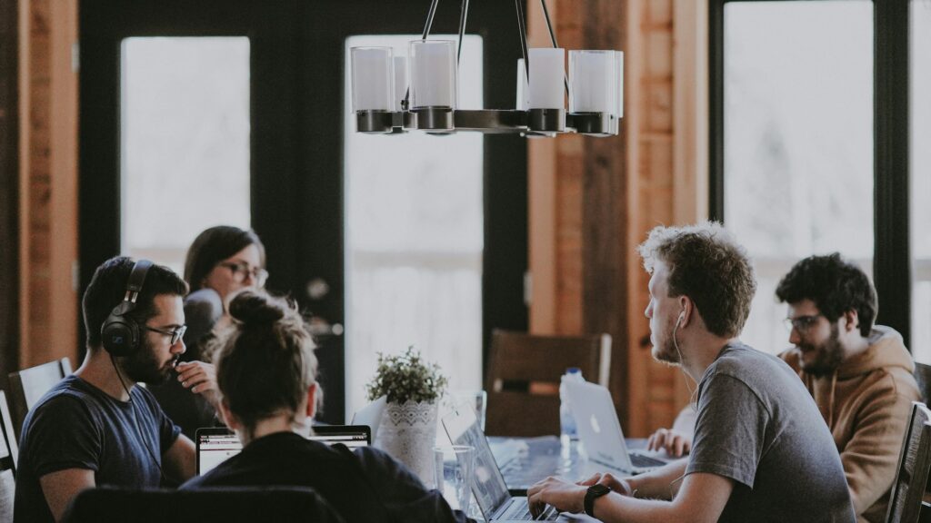 Groupe de professionnels en réunion collaborative